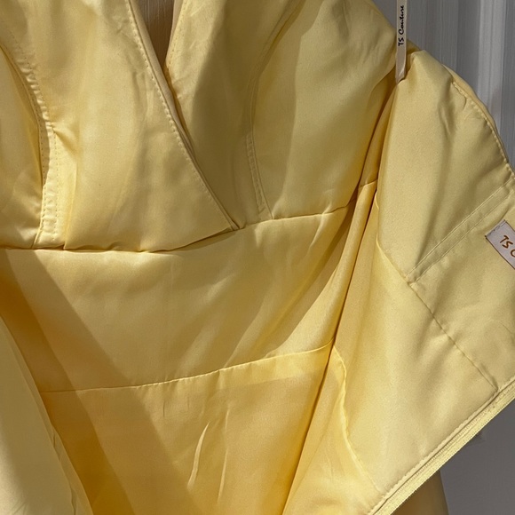Yellow chiffon halter style dress - Picture 9 of 9